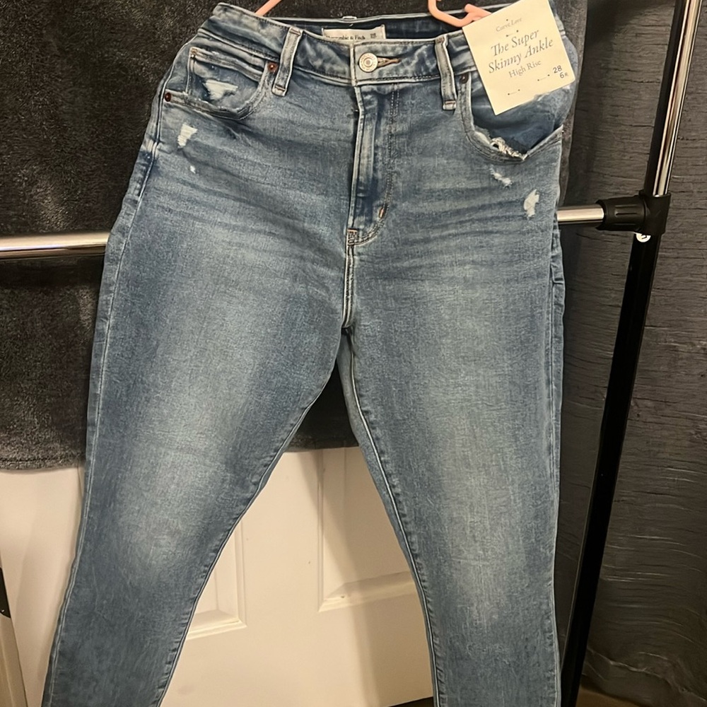 Brand new Abercrombie & Finch pants. Size 28/6 R. New with tags .